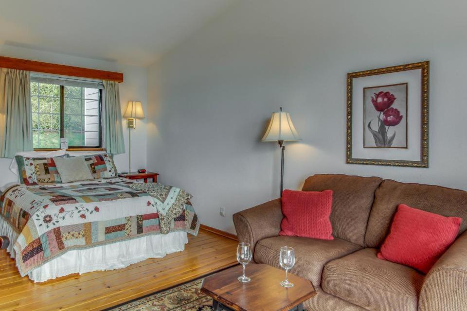 Ocean Cove Inn Yachats Buitenkant foto